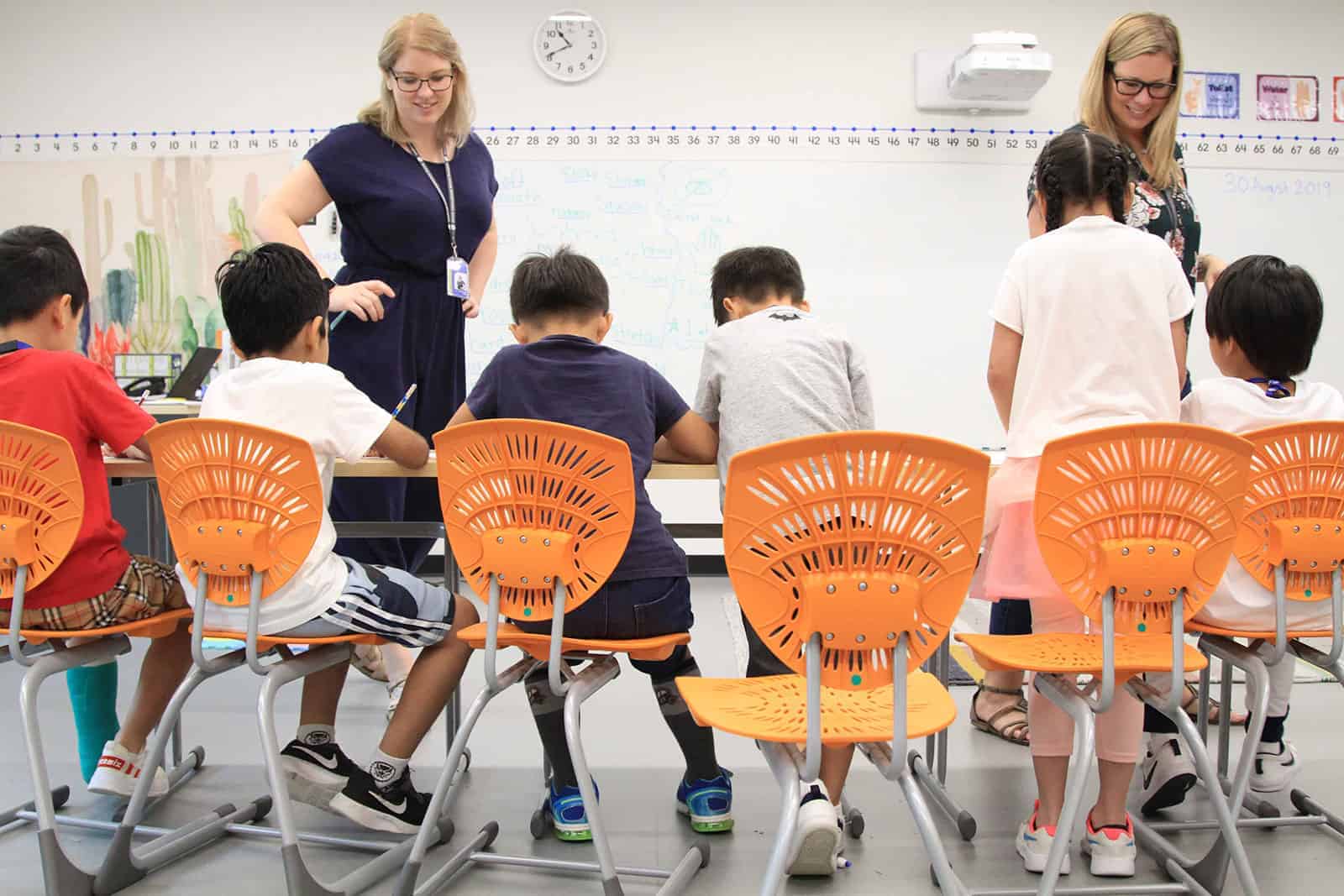 โรงเรียนประถมนานาชาติ เบซิส ในกรุงเทพฯ มีครูผู้สอนสองคน